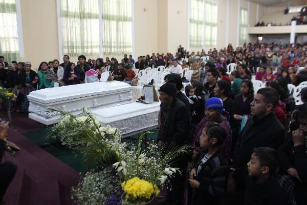 Masiva afluencia de vecinos acompañaron el sepelio en el cantón Paquí, Totonicapán.
