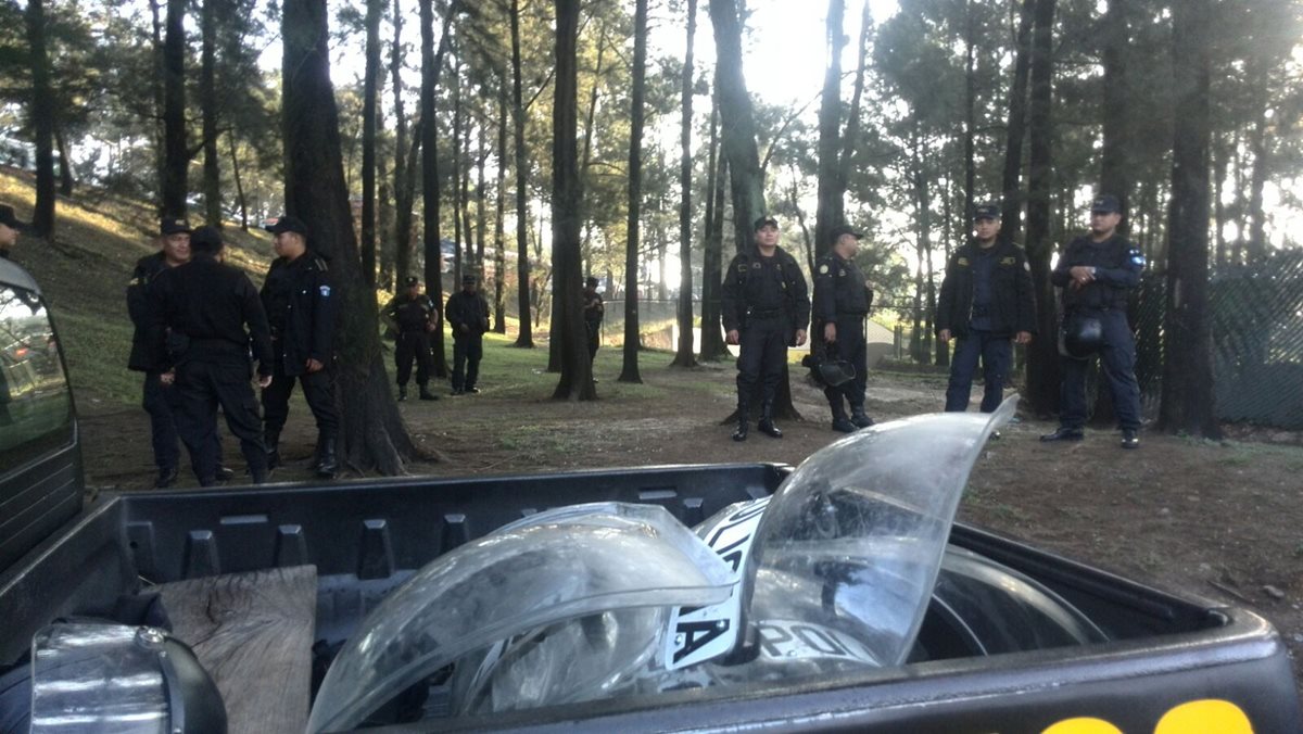 En varias zonas de la capital fueron desplegados decenas de agentes de la Fuerza Especial Policial. (Foto Prensa Libre: É. Ávila)
