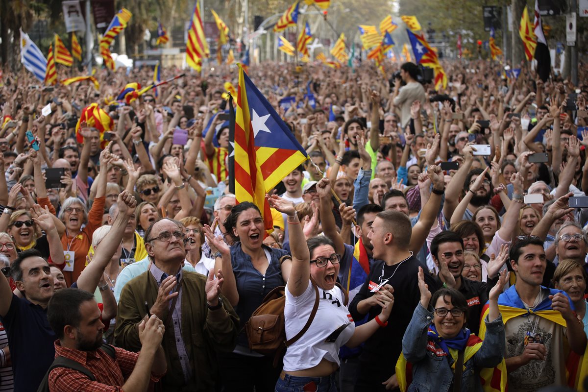 Catalanes celebran la aprobación de la la independencia de Esapaña. (Foto Prensa Libre: AP)