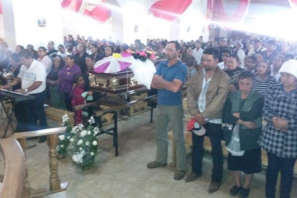 Familiares, amigos y conocidos de Jennifer Perea, asisten a misa oficiada en San Vicente Pacaya, previo a su sepelio. (Foto Prensa Libre: Enrique Paredes)