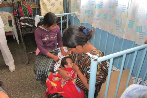 mujer de   Chuikuel recibe atención en el  Hospital Nacional de Sololá, debido a que su bebé presenta cuadro de  desnutrición.