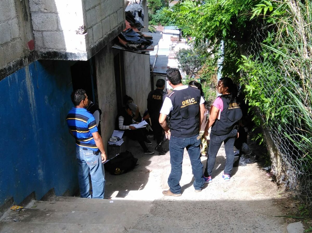Un guardaespaldas fue ultimado dentro de su vivienda la tarde de este lunes. (Foto Prensa Libre: Estuardo Paredes)