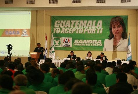 Sandra Torres (centro)  asistió a la reunión con los candidatos a alcaldes.