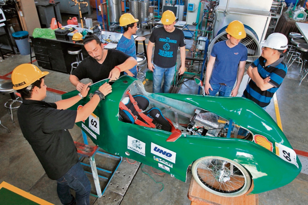 Un equipo de estudiantes de la UVG diseñó y trabajó en la fabricación del auto que emplea etanol como combustible. (Foto Prensa Libre: Esbin García)