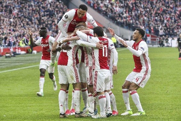 Los jugadores del Ajax celebran uno de los goles contra el Lyon. (Foto Prensa Libre: AFP).
