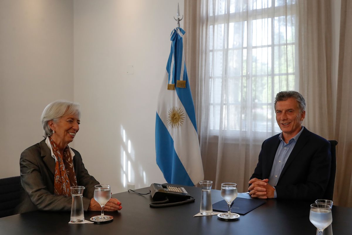 El presidente de Argentina, Mauricio Macri, se reúne con la directora gerente del FMI, Christine Lagarde, en la residencia presidencial de Olivos en Olivos, Buenos Aires. (Foto Prensa Libre: AFP)