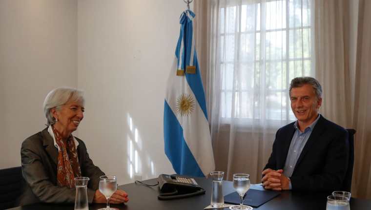El presidente de Argentina, Mauricio Macri, se reúne con la directora gerente del FMI, Christine Lagarde, en la residencia presidencial de Olivos en Olivos, Buenos Aires. (Foto Prensa Libre: AFP)