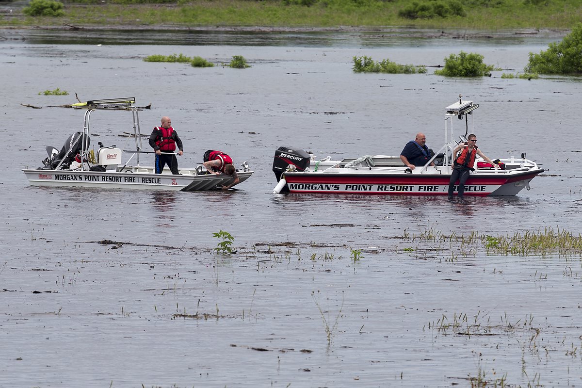 Rescatistas trabajan en el área donde volcó el camión militar en Fort Hood, Texas. (Foto Prensa Libre: AP).