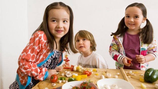 Los niños imitan a los padres pero también a otros pequeños a la hora de comer. (Foto: Henglein and Steets)