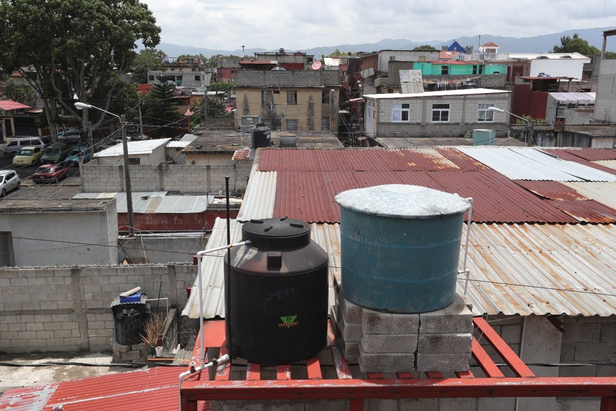 La mayoría de las casas en la colonia Venezuela, zona 21, tienen tinacos para almacenar agua, debido a la escasez. (Foto Prensa Libre: Estuardo Paredes)