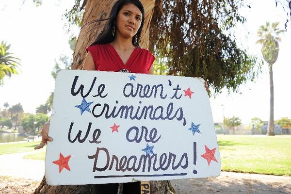 cientos de jóvenes latinoamericanos han manifestado su apoyo al  programa Dream Act.
