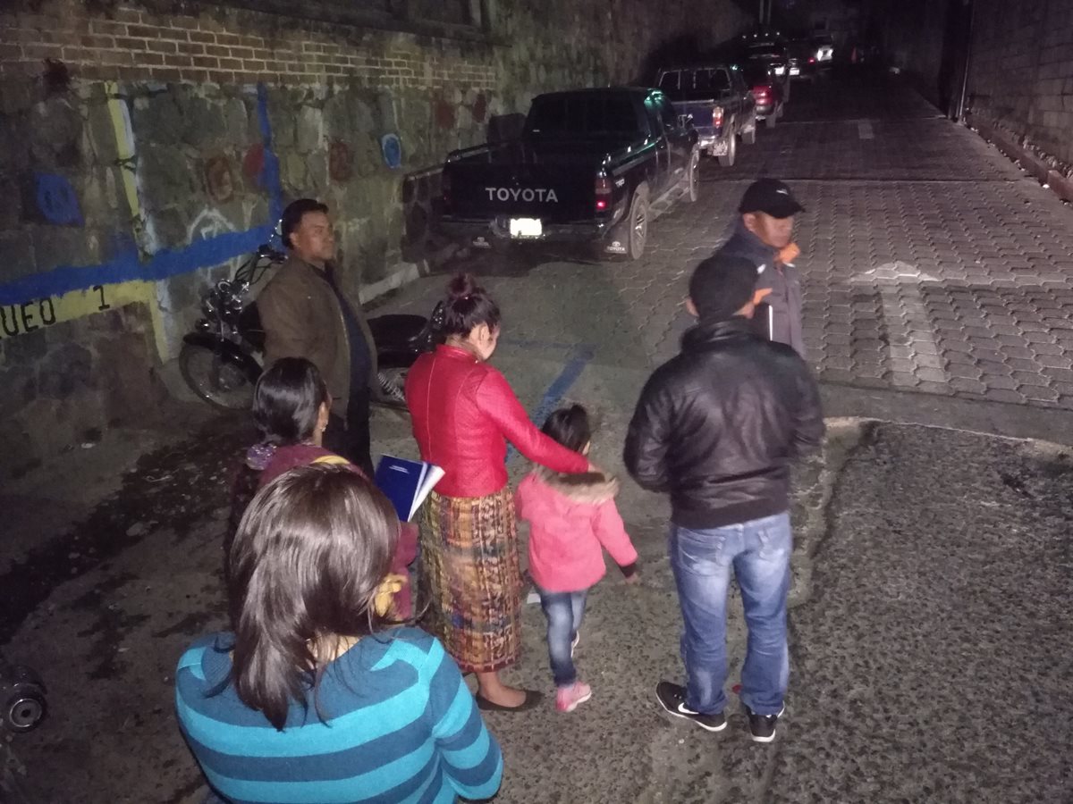 El recién nacido fue localizado en la palangana de un picop, estacionado frente al Hospital Nacional de Sololá. (Foto Prensa Libre: Ángel Julajuj)