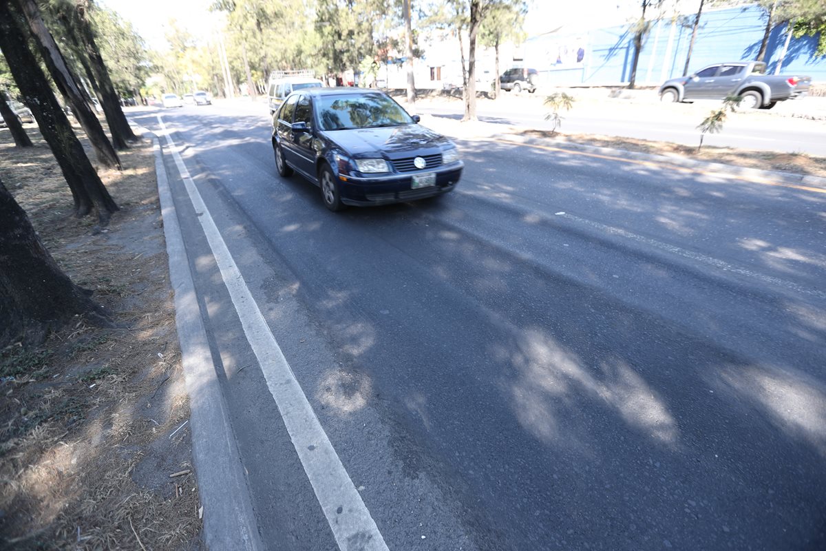 Automovilistas indican que la forma que ha tomado el asfalto en el Anillo Periférico puede causar un accidente.(Foto Prensa Libre: Érick Ávila)