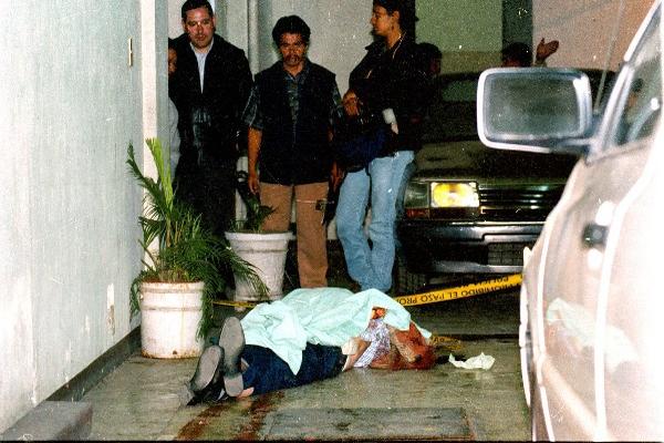 Mario Orantes —Izq.— observa el cuerpo de Juan Gerardi la noche del crimen, en 1998.