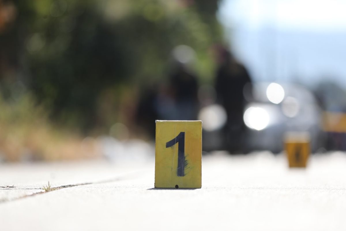 El hombre murió tras recibir cinco balazos cuando caminaba en una de las calles de San Miguel Petapa. (Foto Prensa Libre: Érick Ávila)