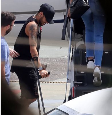 Neymar se apoya en muletas a su salida del hospital. (Foto Prensa Libre: Twitter)