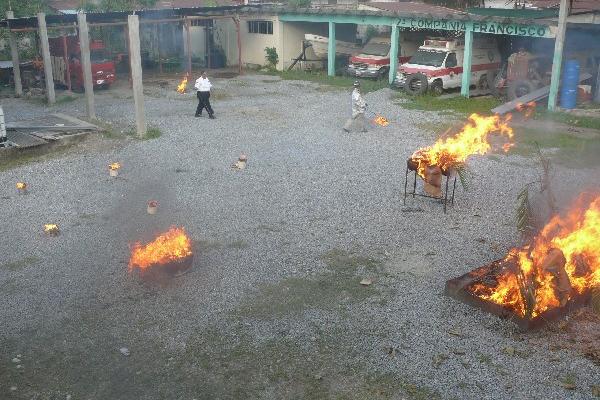 Bomberos particpan  en  práctica de extinción de incendio, en Puerto Barrios, Izabal.