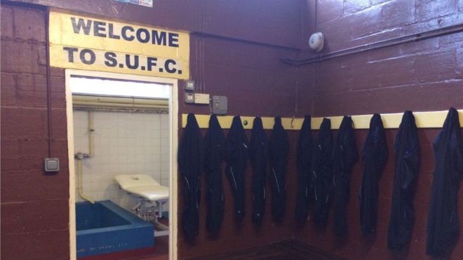 El vestuario del equipo local del Sutton United, con una bañera que no se puede utilizar por razones de "seguridad".