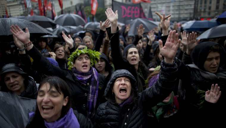 Mujeres argentinas durante una de las marchas que efectuaron el 2016 en contra de la violencia de género. (Foto Prensa Libre: AP).