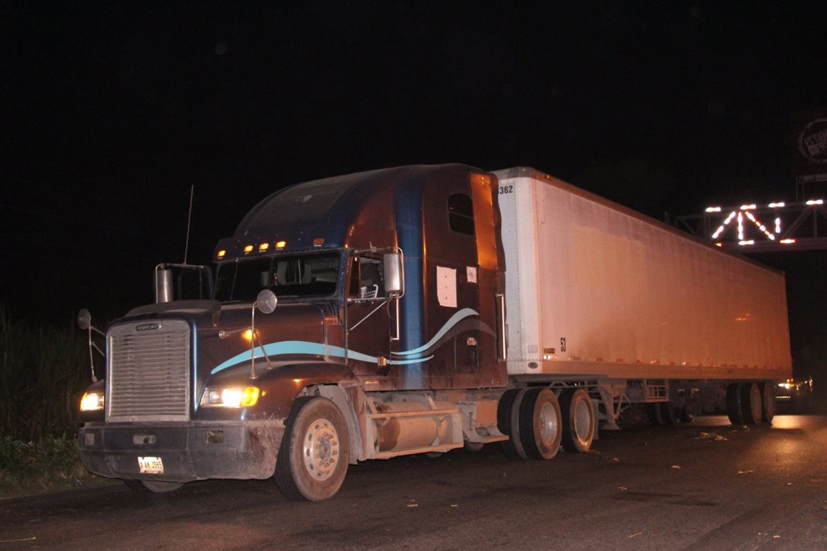 El camión en el que retuvieron al piloto y agente de seguridad, para robar el cargamento de pañales. (Foto Prensa Libre: PNC)