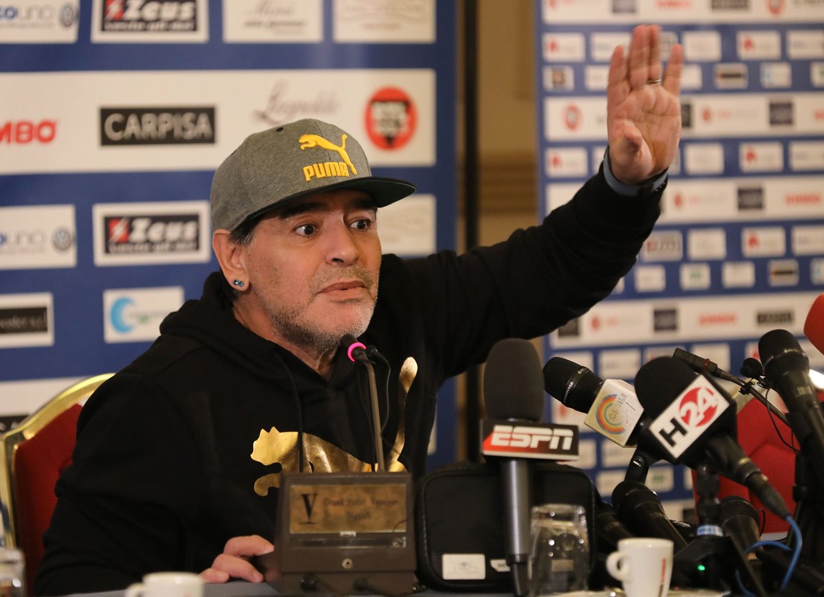 Diego Armando Maradona recordó el título ganado con el Nápoli y su paso por el club italiano. (Foto Prensa Libre: AFP).