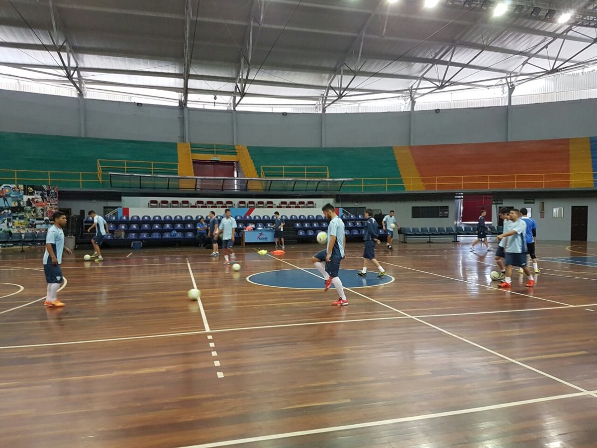 La selección de Guatemala de futsal hizo un breve entrenamiento esta mañana, enfocado al duelo frente a los catrachos. (Foto Prensa Libre: Norvin Mendoza)
