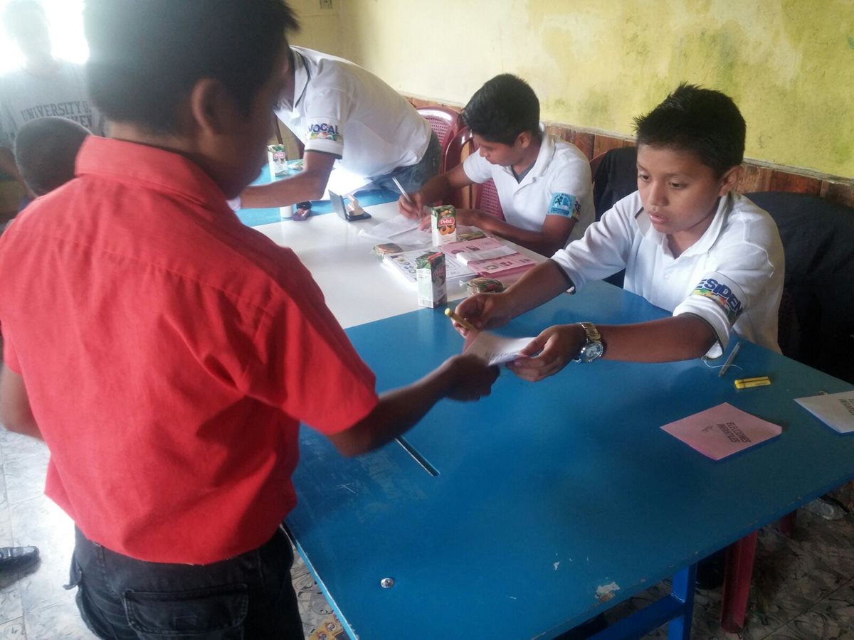Niños de San Juan Chamelco, Alta Verapaz, participaron en las elecciones infantiles. (Foto Prensa Libre: Eduardo Sam)