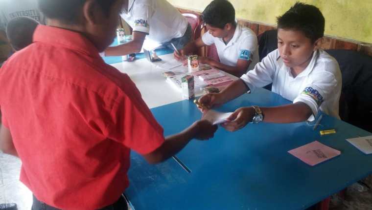 Niños de San Juan Chamelco, Alta Verapaz, participaron en las elecciones infantiles. (Foto Prensa Libre: Eduardo Sam)