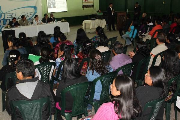 personal  de   Escuelas Seguras, con docentes.