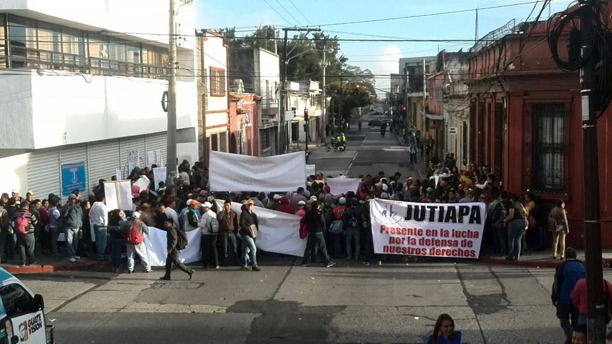 Extrabajadores del Mides exigen su reinstalación y la renuncia de la ministra Norma Quixtán. (Foto Prensa Libre: Erick Ávila)