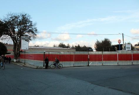 Comenzaron las obras para construir el que será el centro comercial de la ciudad de Quetzaltenango. (Foto Prensa Libre: Carlos Ventura)