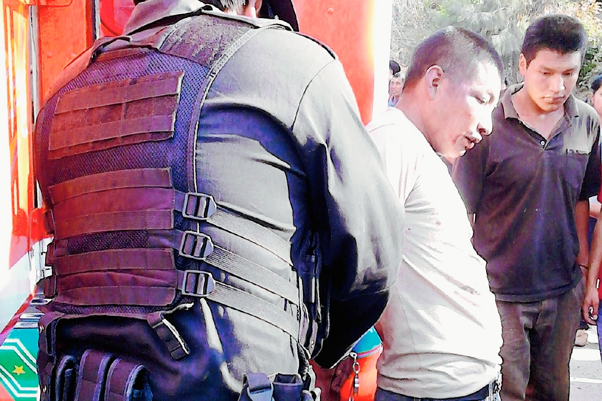 Un presunto  asaltante es aprehendido en Zacualpa, Quiché, después de haber sido vapuleado por pasajeros de un bus. (Foto Prensa Libre: Óscar Figueroa)