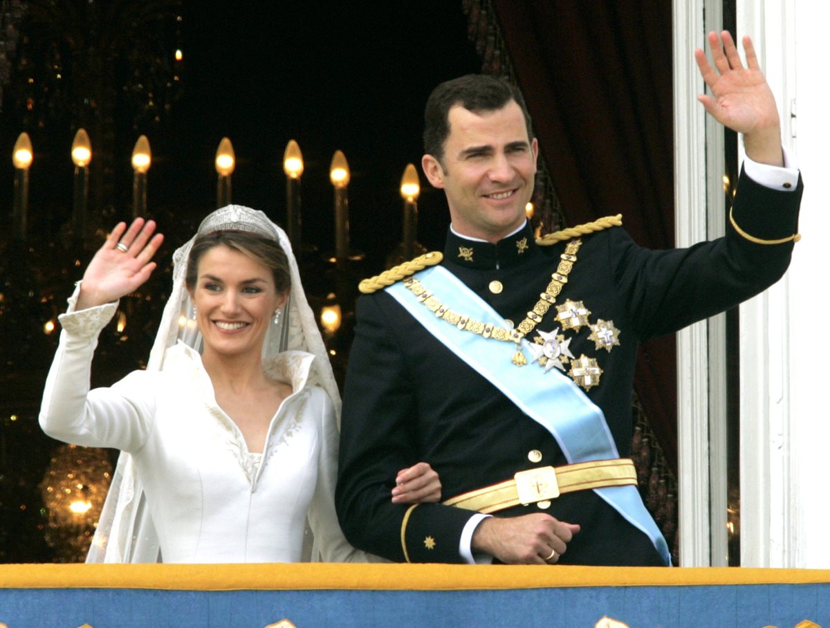 Letizia y Felipe, príncipes de Asturias saludan desde el balcón del Palacio Real de Madrid el día de su boda el 22 de mayo de 2004. (Foto: AP)