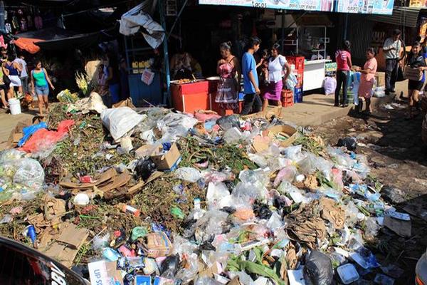 Gran cantidad de basura se acumula en el mercado La Terminal de Retalhuleu, por el asueto del Día de los Santos. (Foto Prensa Libre: Rolando Miranda)<br _mce_bogus="1"/>
