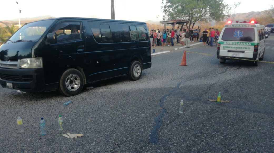 El microbús en el que viajaban los estudiantes tenía al menos 10 impactos de bala. (Foto Prensa Libre: Hugo Oliva)