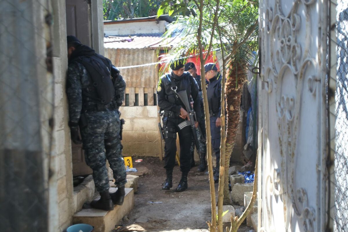 La policía allana una vivienda donde fueron recibidos a balazos. (Foto Prensa Libre: Érick Ávila)