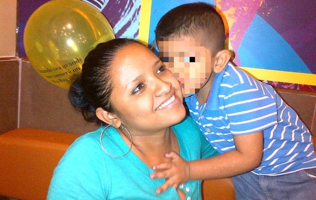 Lizbeth Denisse Ramos, en vida, junto a su hijo. (Foto Prensa Libre: Facebook)
