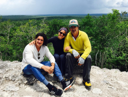 Ricardo Arjona junto a sus hijos Ricardo y Adria. (Foto Prensa Libre: Instagram Adria Arjona)