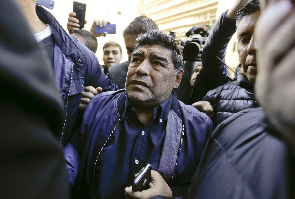 Diego Armando Maradona a su llegada a la AFA para analizar la crisis del futbol argentino. (Foto Prensa Libre: AP)