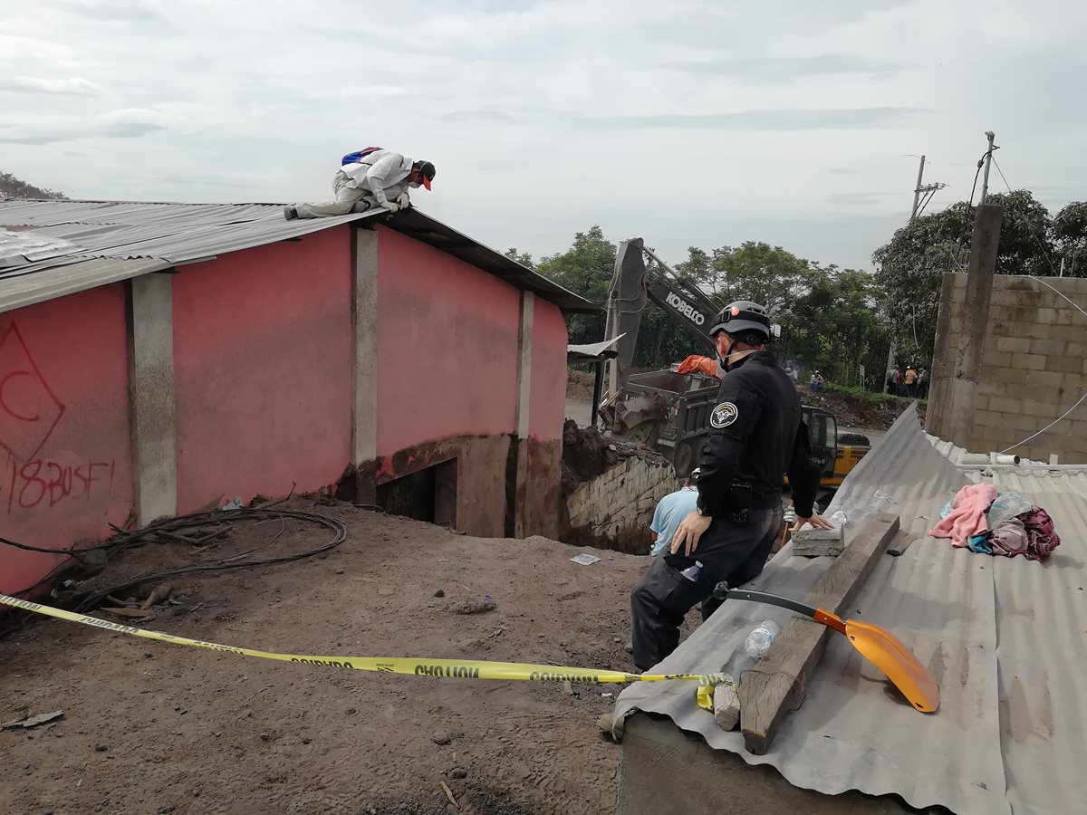 La maquinaria que se utiliza en las tareas de rescate fue ingresada este jueves de madrugada para evitar que la PNC les impidiera el paso. (Foto Prensa Libre: Carlos Paredes)
