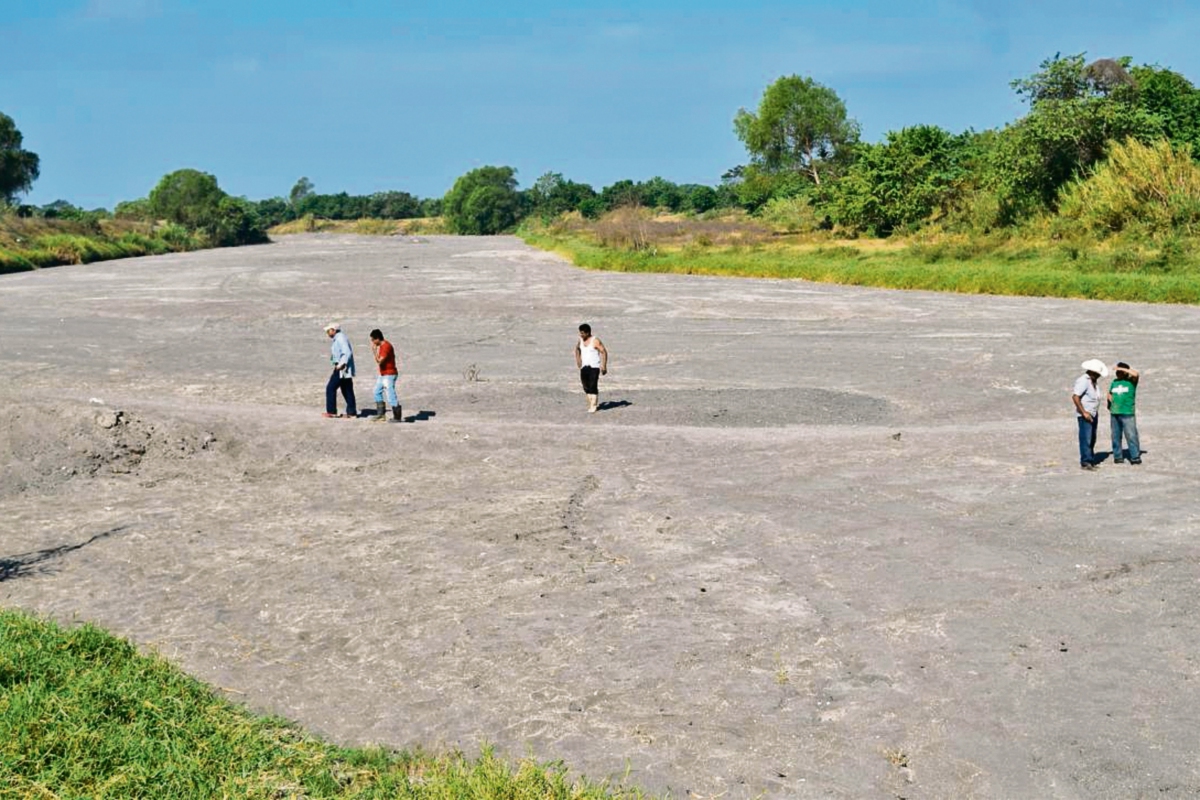 El caudal del río Madre Vieja ha sido desviado al punto de que hay tramos que se asemejan a un desierto. (Foto Prensa Libre: Enrique Paredes)