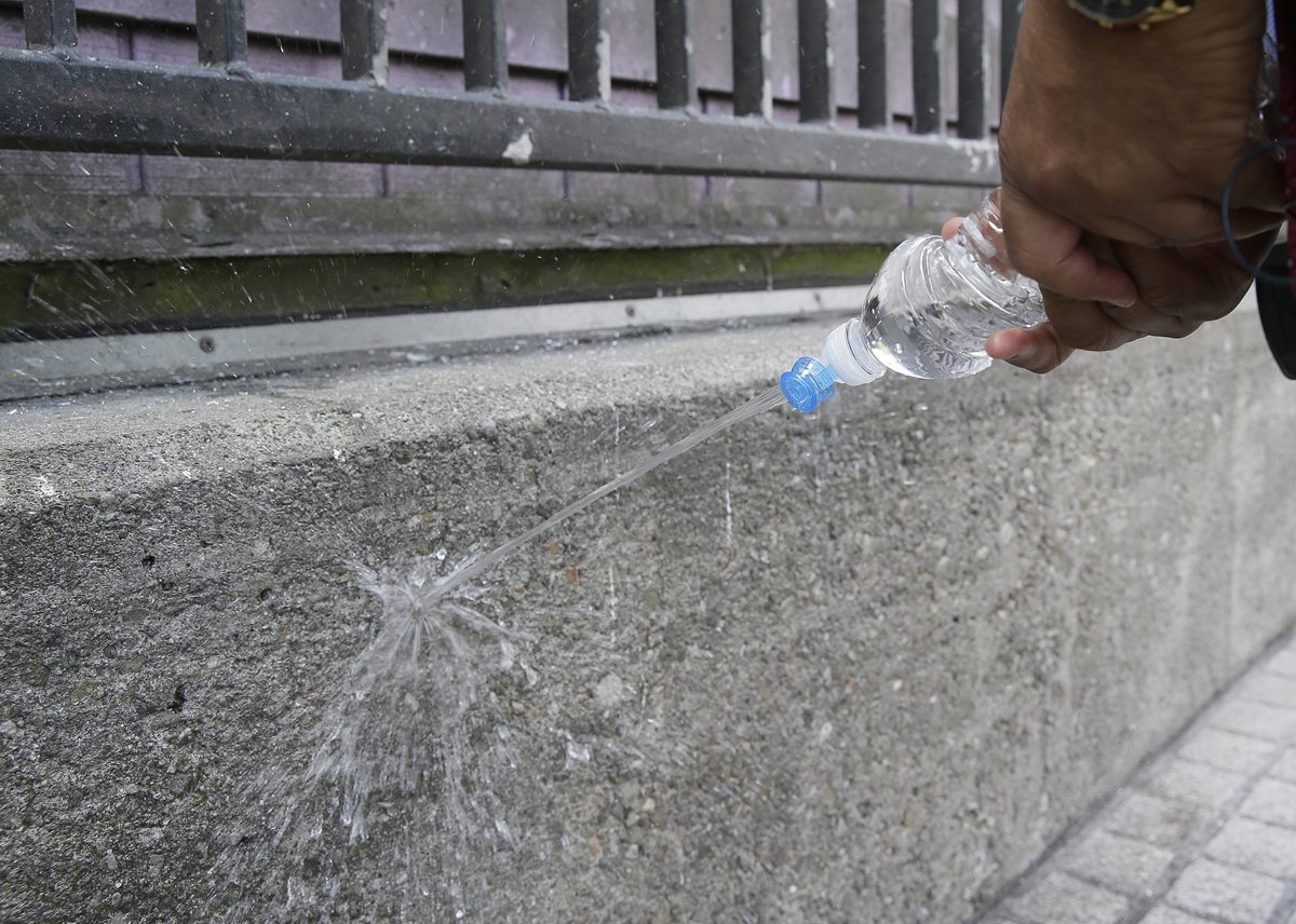 <em>La pintura permite que cualquier orín salga despedido hacia los zapatos y pantalones del emisor. (Foto Prensa Libre: AP).</em>
