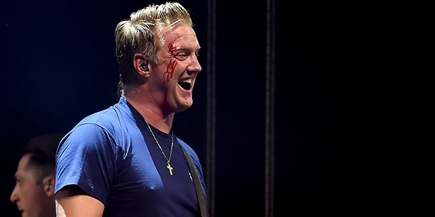 El cantante Josh Homme, tras cortarse en un concierto en el que también agredió a una fotógrafa (Foto Prensa Libre: Pitchfork).