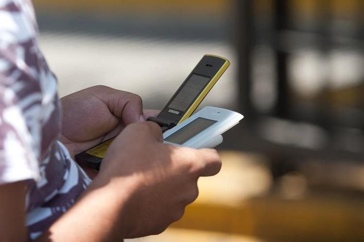 Los usuarios tienen cinco días para registrar la línea del teléfono móvil con las operadoras. (Foto Prensa Libre: Hemeroteca PL)