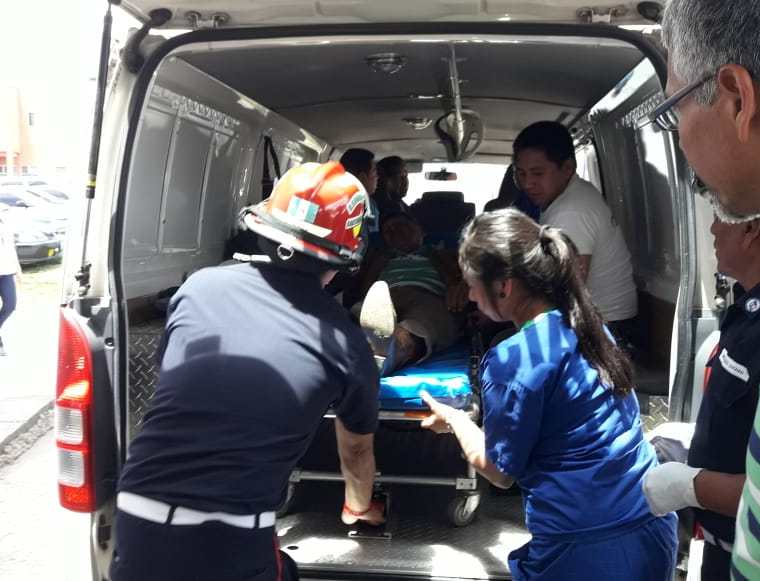 Los Bomberos Municipales Departamentales trasladan a los concejales de Patzicía heridos al Hospital Nacional de Chimaltenango. (Foto Prensa Libre: Cortesía Víctor Chamalé)