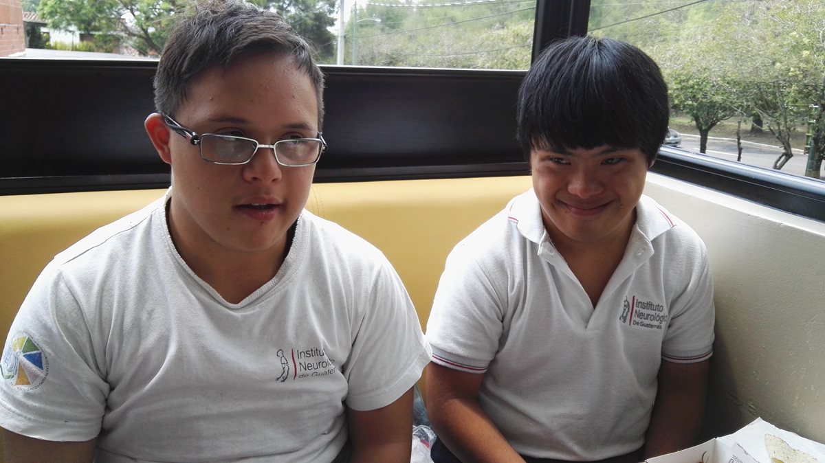 Javier Pérez, medallista de oro en las Olimpiadas Especiales celebradas en abril último, en Panamá, junto a su compañero Randy Ventura. (Foto Prensa Libre: Roni Pocón)