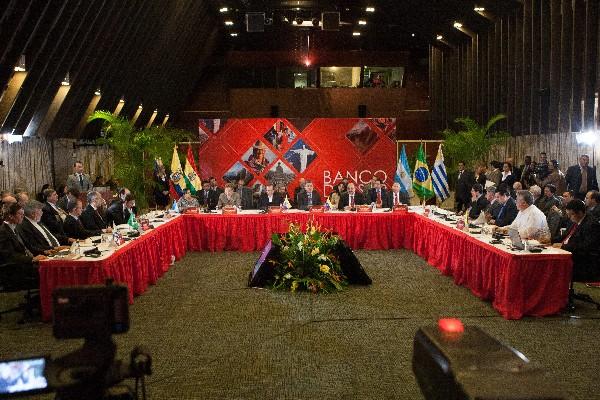Vista de la primera reunión de ministros del Banco del Sur, efectuada ayer en la sede del Banco Central de Venezuela, al iniciar funciones la nueva entidad. (Foto Prensa Libre: EFE)