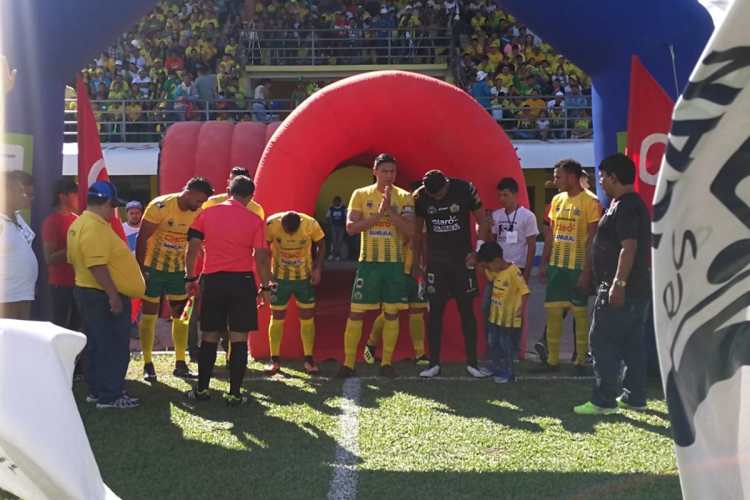 Bajo un sofocante calor Guastatoya y Cobán Imperial disputaron un partido con pocas opciones de gol.