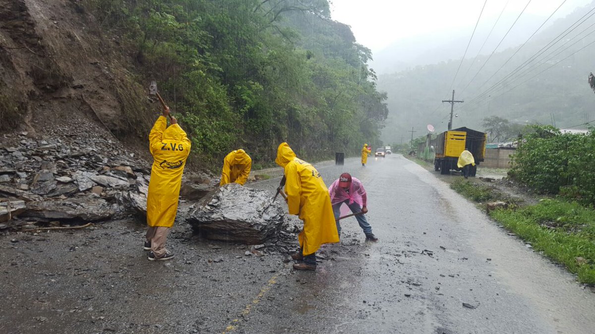Trabajadores retiran derrumbe causado por la lluvia en Huehuetenango este martes. (Foto Prensa Libre: Conred).