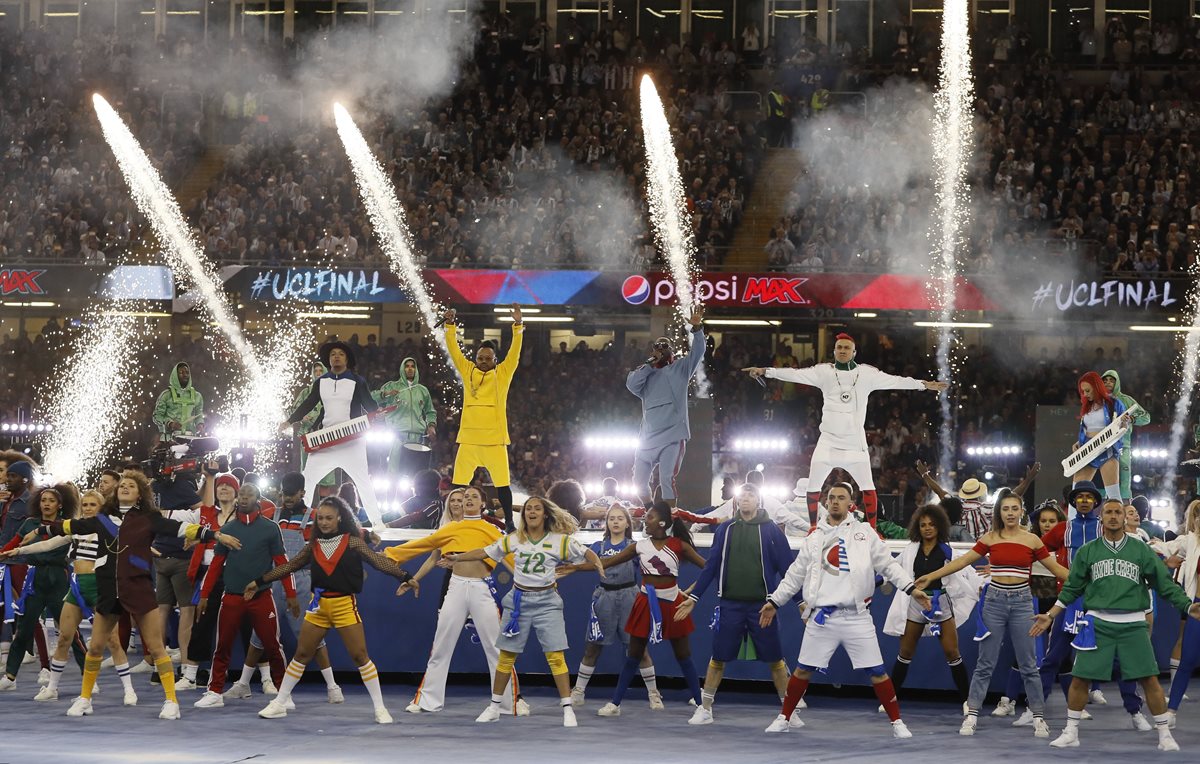 Los Black Eyes Peas pusieron a bailar a los aficionados en el estadio Nacional de Gales. (Foto Prensa Libre: AP)